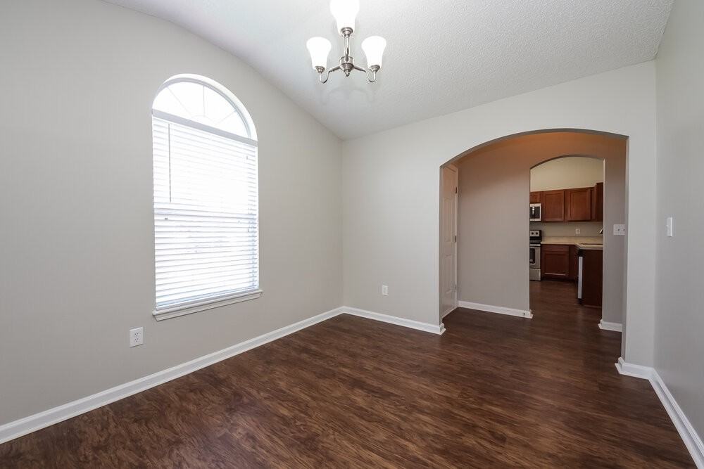 3230 Chantilly Ct - Photo 4 of 15