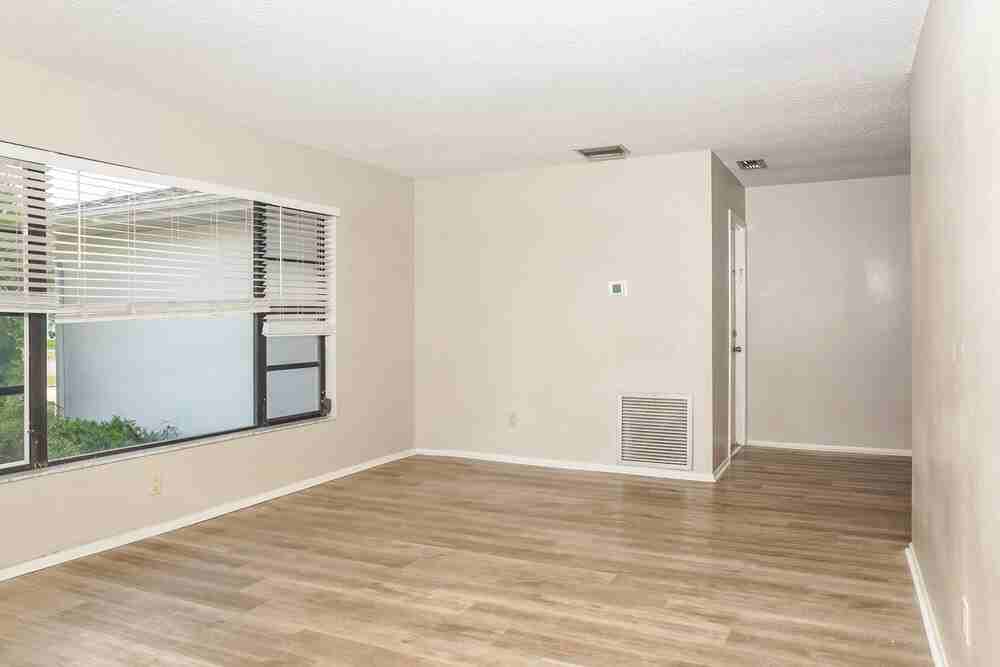 326 Montgomery Ave - Photo 3 of 16