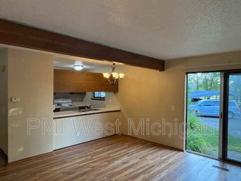 603 Peachtree Pl - Photo 2 of 9