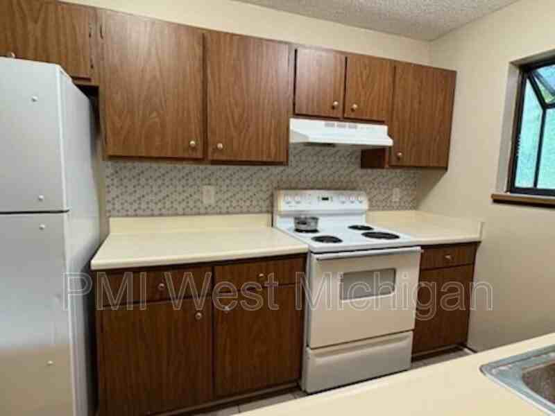 603 Peachtree Pl - Photo 4 of 9