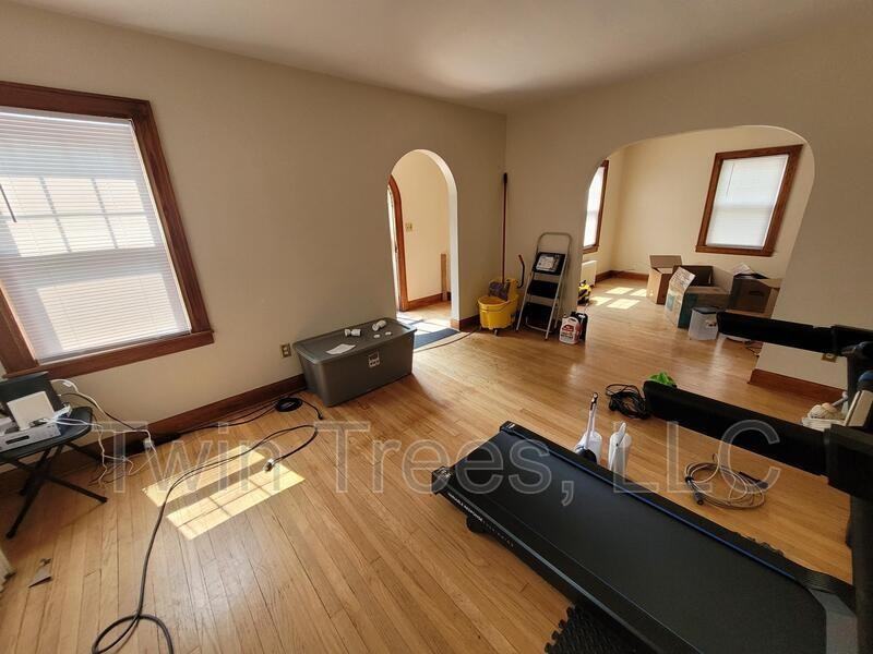 5949 Gospel St - Photo 3 of 16