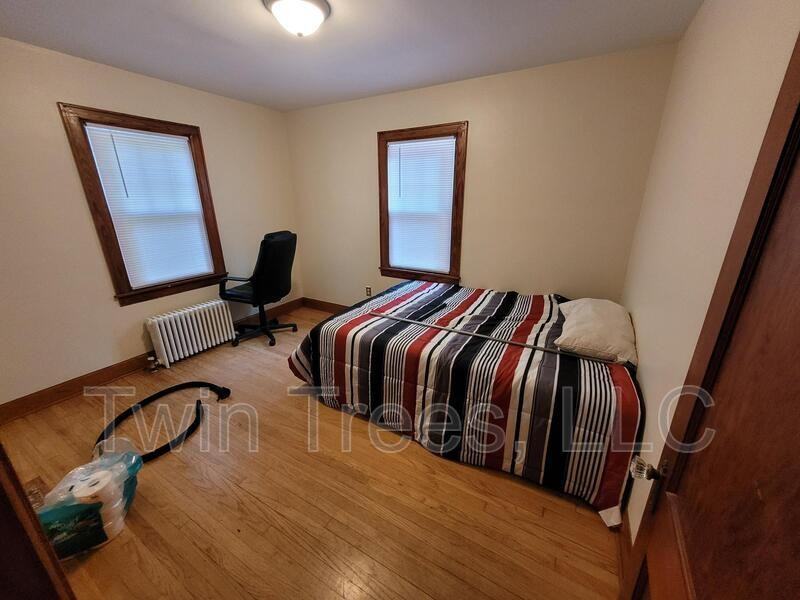 5949 Gospel St - Photo 5 of 16