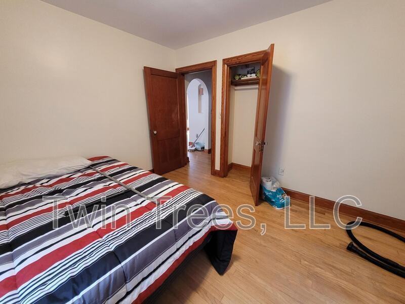 5949 Gospel St - Photo 6 of 16
