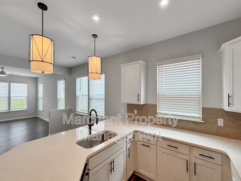 137 Gervais Cir - Photo 4 of 14