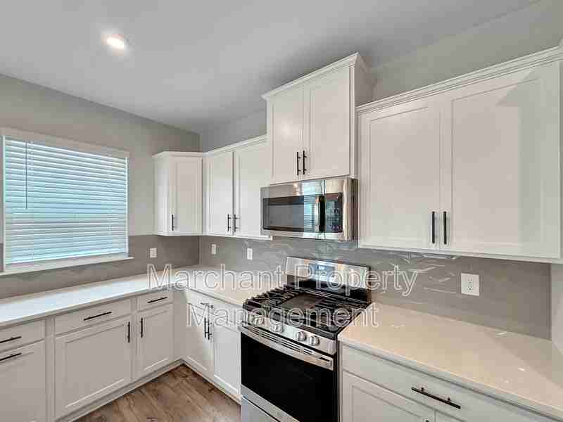 137 Gervais Cir - Photo 5 of 14