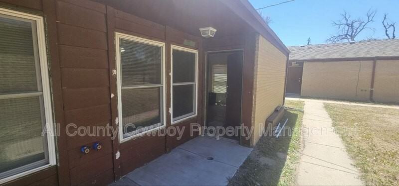 1017 E 8th St - Photo 2 of 2