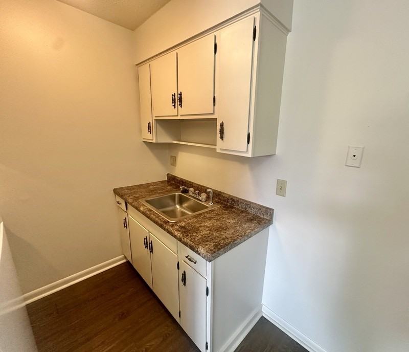 1465 Meadowview Dr #8 - Photo 3 of 12