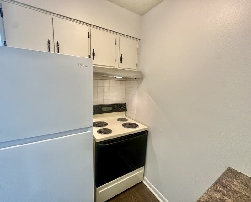 1465 Meadowview Dr #8 - Photo 4 of 12