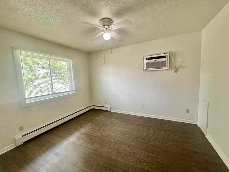 1465 Meadowview Dr #8 - Photo 6 of 12