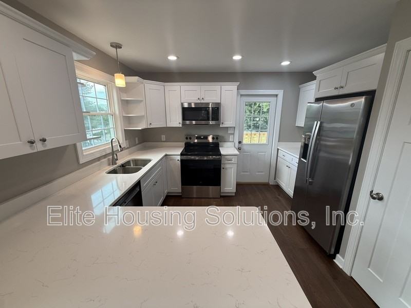 445 S 14th St - Photo 3 of 17