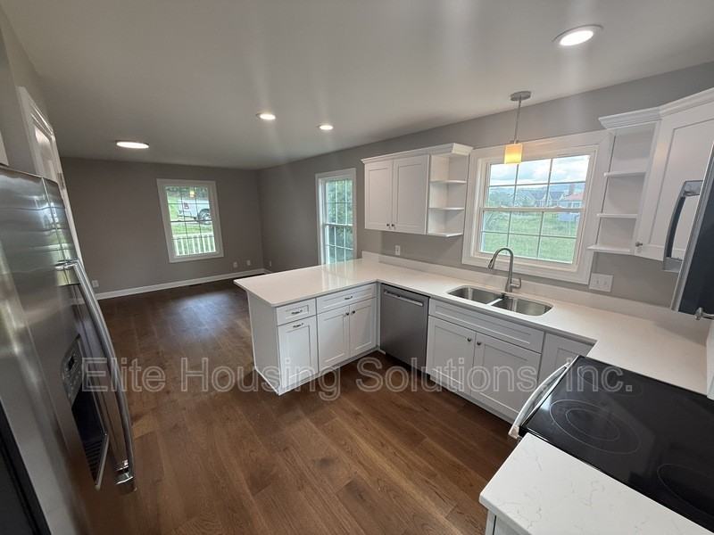 445 S 14th St - Photo 4 of 17