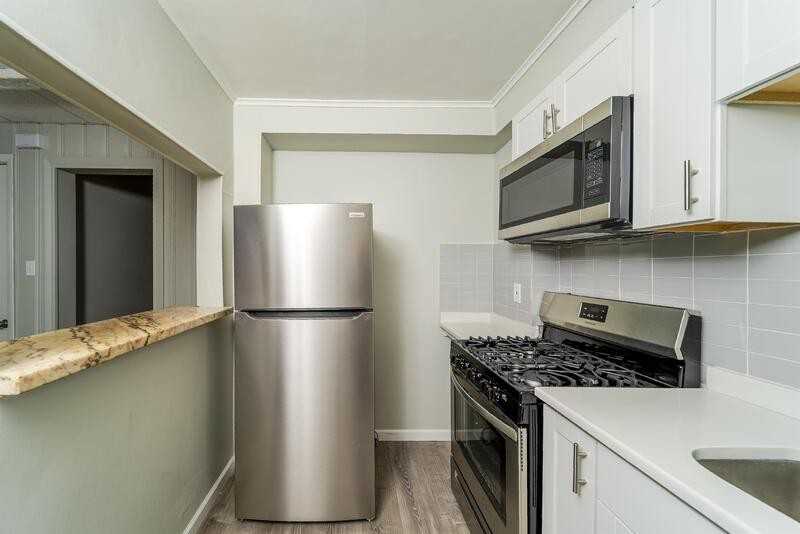 139 N Pine Ave - Photo 2 of 35