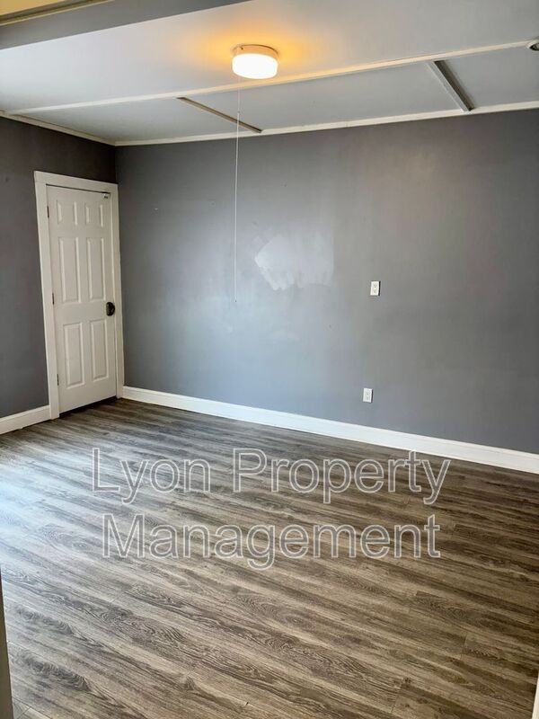 106 Winsor St #1 - Photo 4 of 14