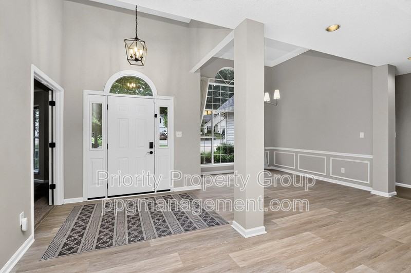 9118 Pine Springs Ct - Photo 2 of 40