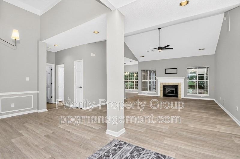 9118 Pine Springs Ct - Photo 3 of 40