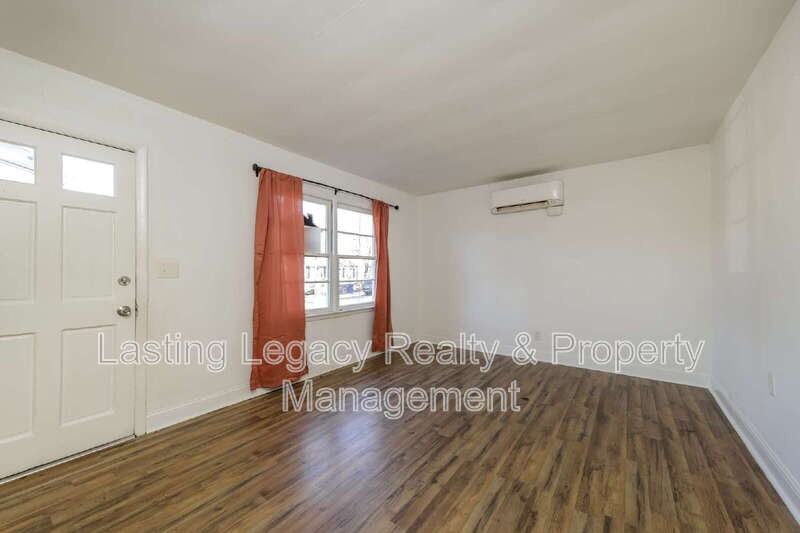 238 Bond St - Photo 5 of 17