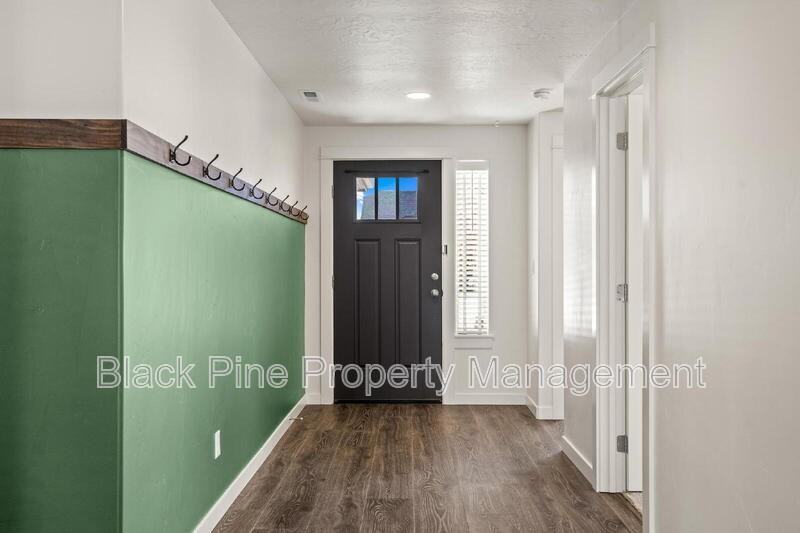 644 Stanley Lake St - Photo 5 of 38