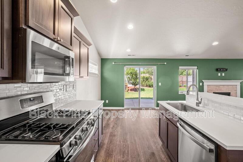 644 Stanley Lake St - Photo 7 of 38