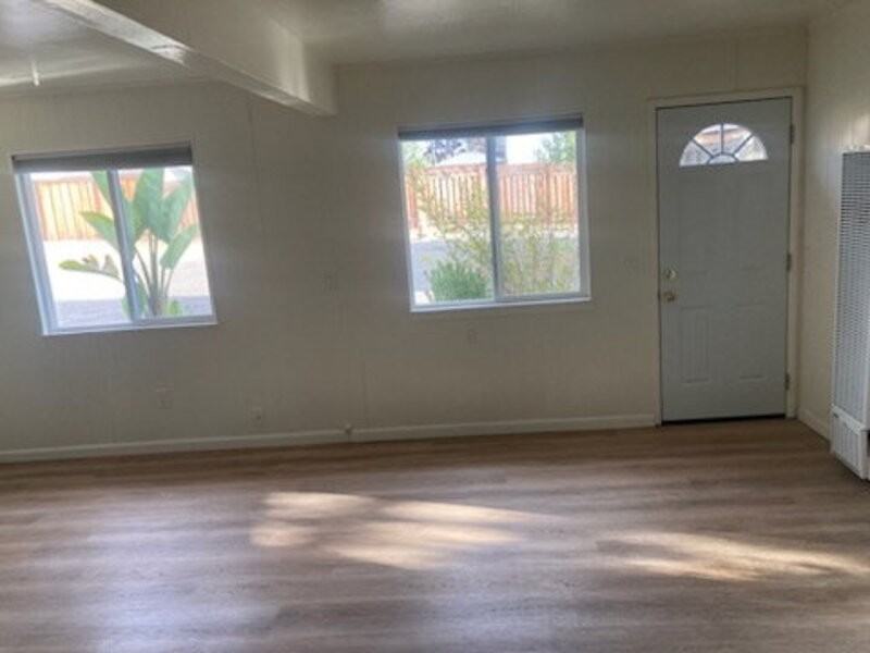 9990 Oak St #B - Photo 3 of 8