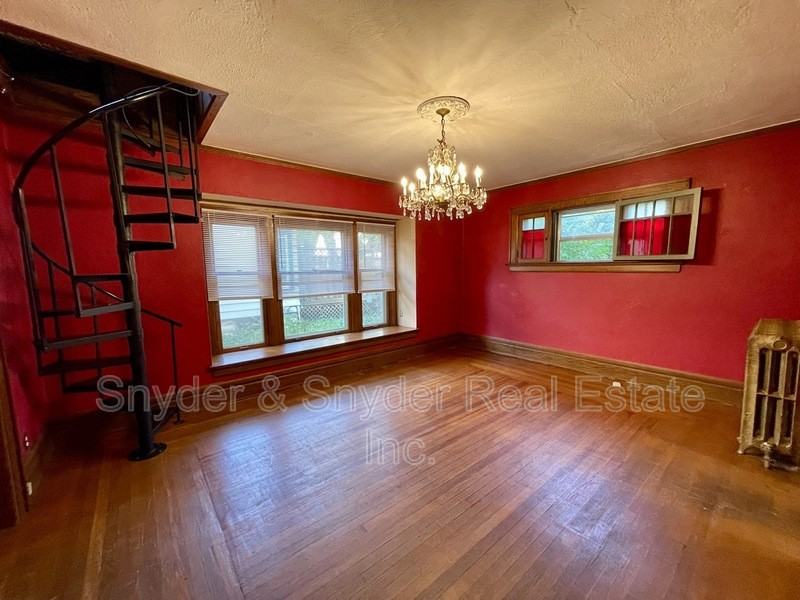27 Casterton Ave #1 - Photo 5 of 19