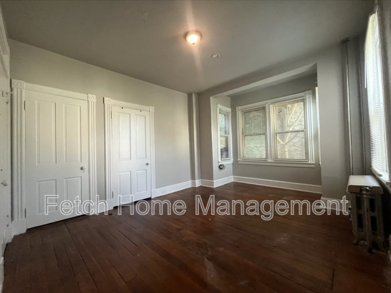 911 E King St - Photo 6 of 7