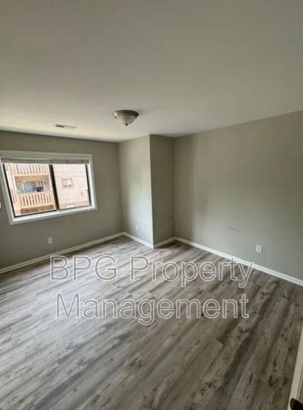 139 Green St #12 - Photo 3 of 13