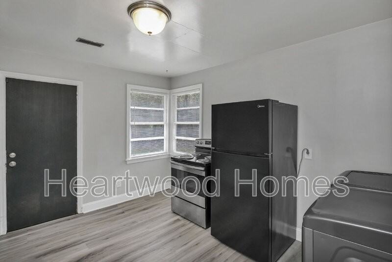 3300 Margrave Rd #B - Photo 6 of 28