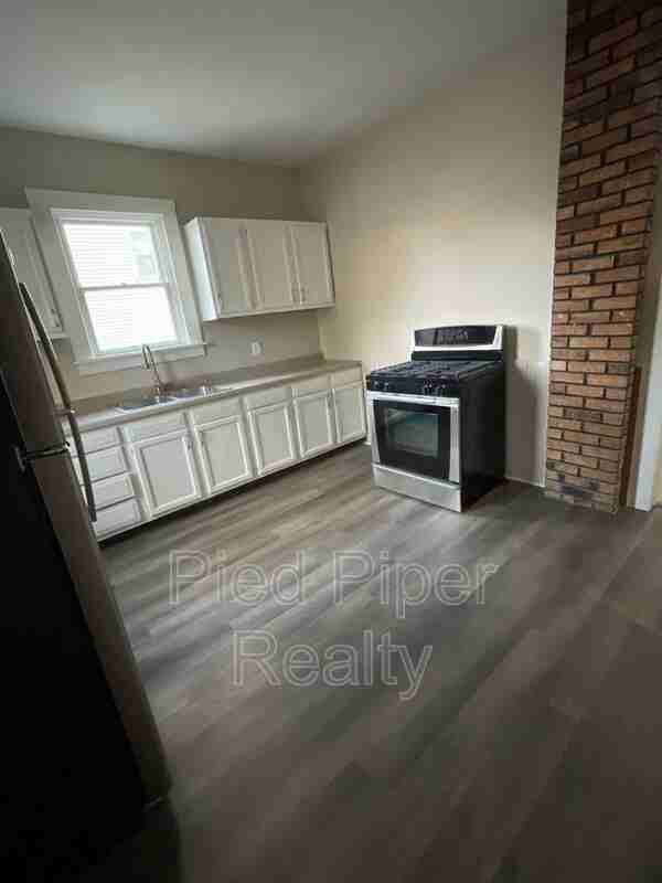 217 N West Ave - Photo 3 of 18