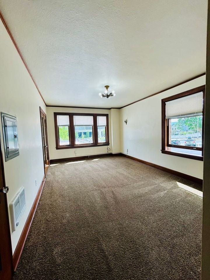 Burke Hill Apartments - Photo 5 of 37