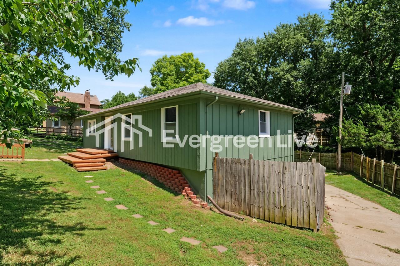 8209 Harris Ave - Photo 2 of 15