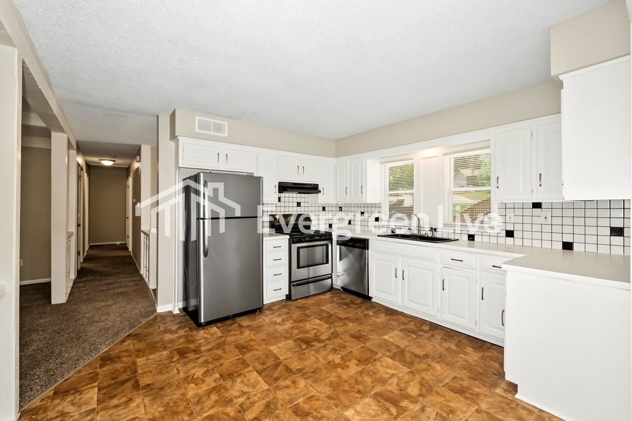 8209 Harris Ave - Photo 7 of 15