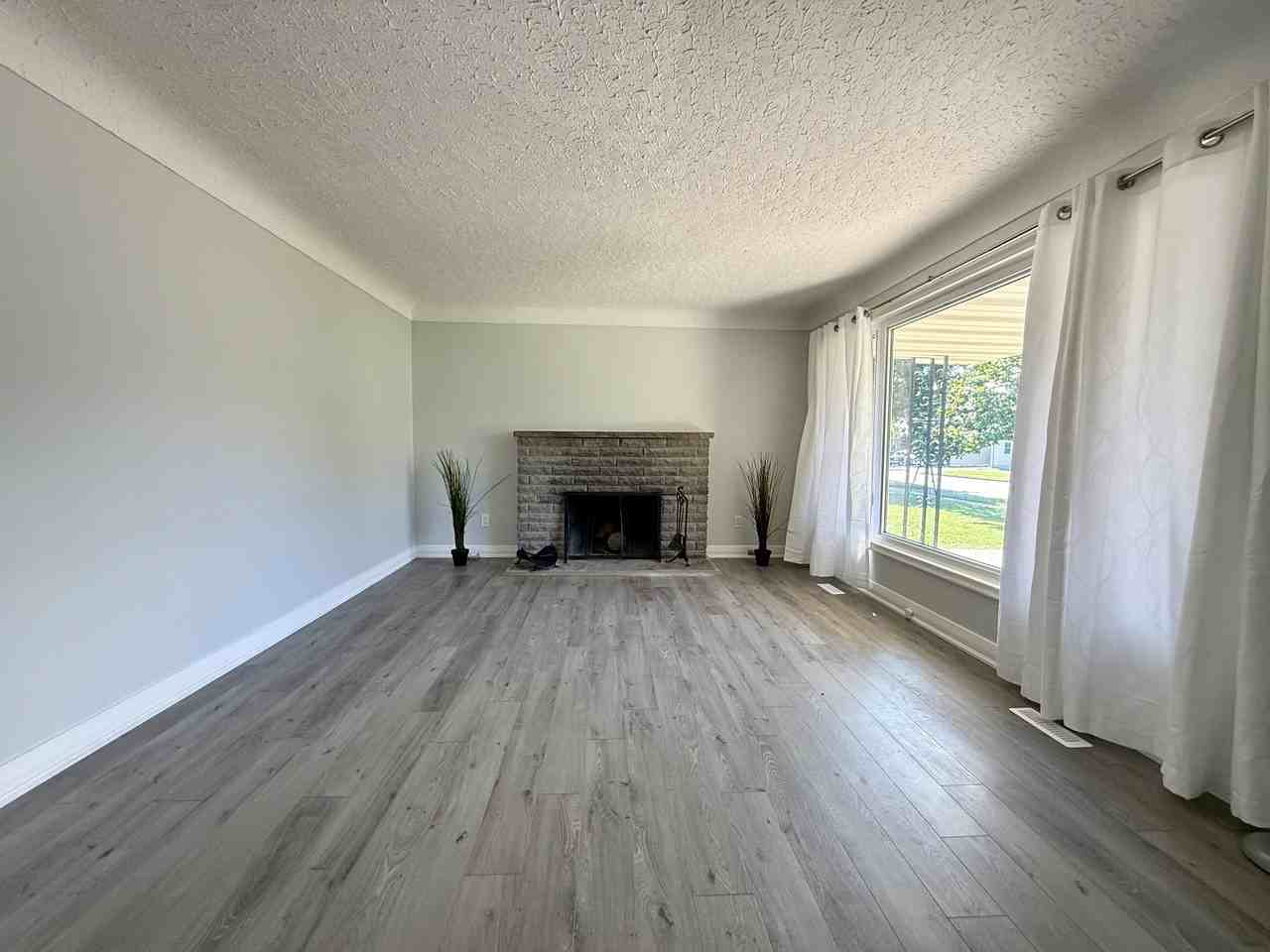 404 Grantham Ave - Photo 3 of 20