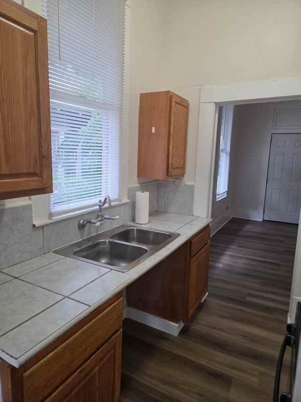 716 E Guenther St ##B - Photo 5 of 14