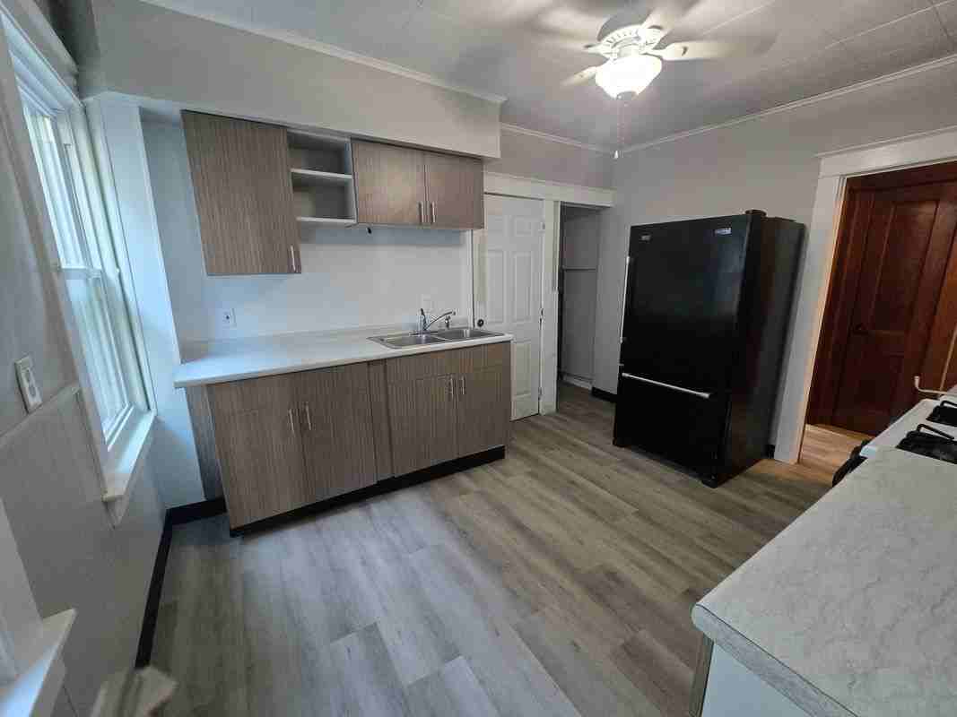 58 Warren St - Photo 4 of 9