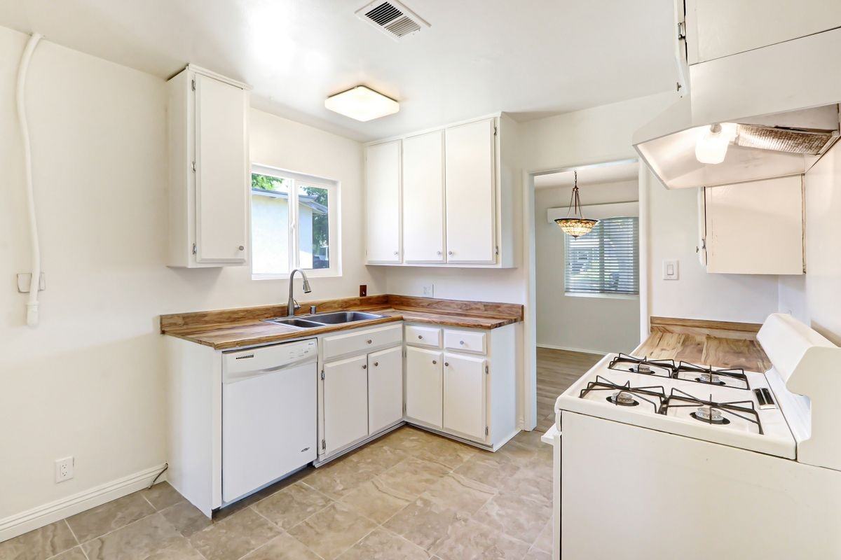 677 N Tulare Way - Photo 3 of 17