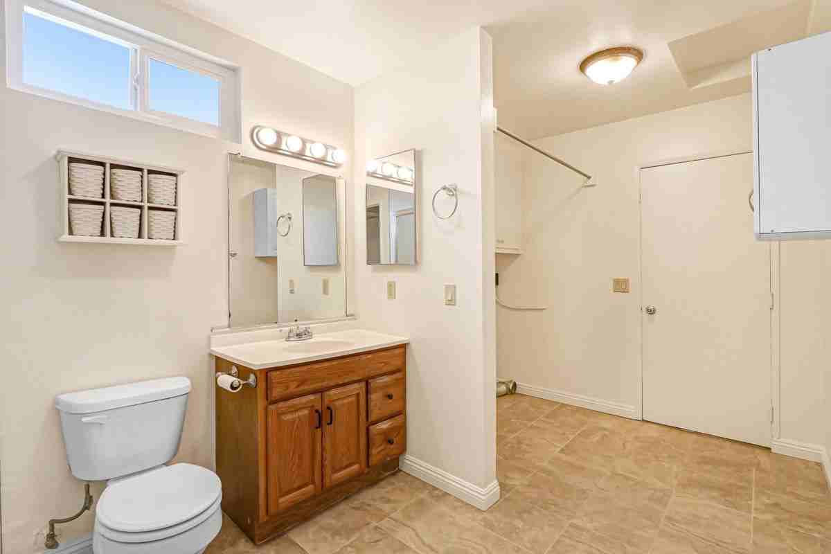 677 N Tulare Way - Photo 6 of 17