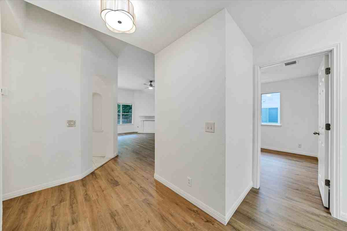 1707 Primrose Ln - Photo 4 of 33