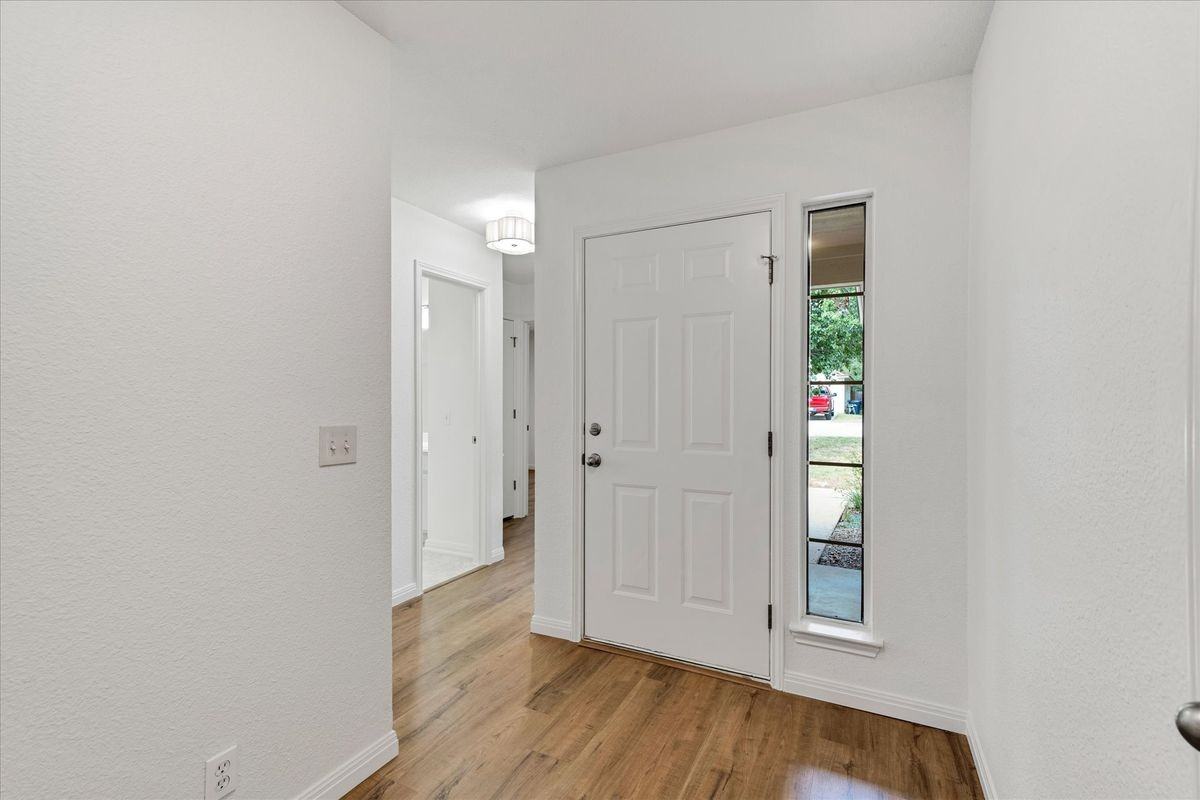 1707 Primrose Ln - Photo 5 of 33