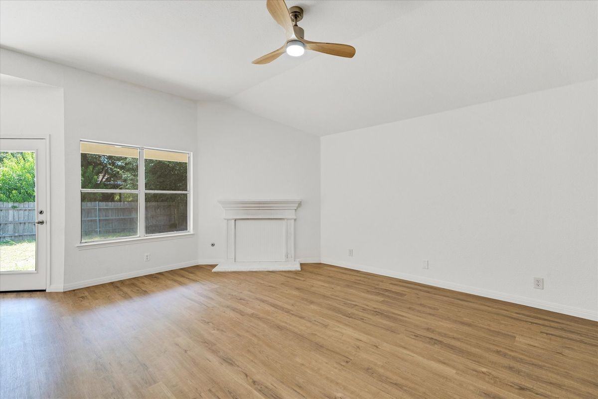 1707 Primrose Ln - Photo 7 of 33