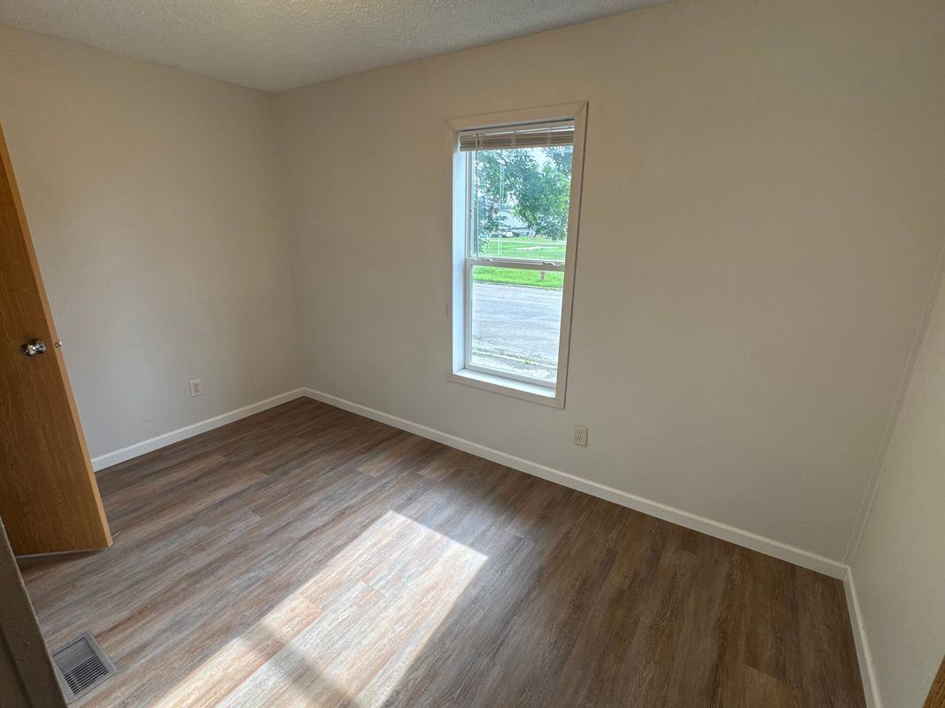 314 Central Ave S - Photo 7 of 9