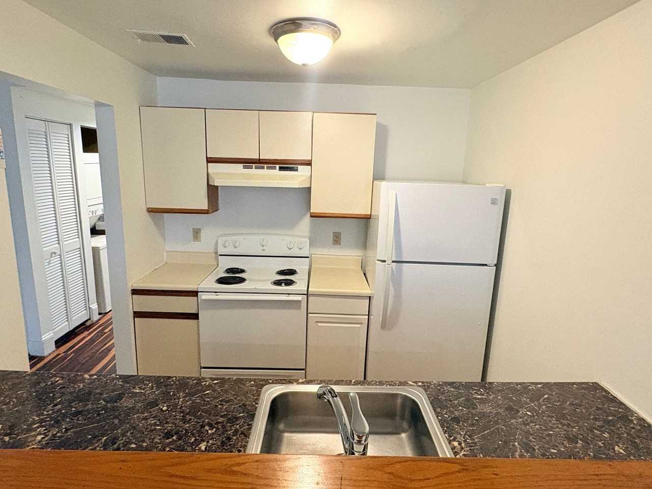 112 E. Preston St - Photo 4 of 22