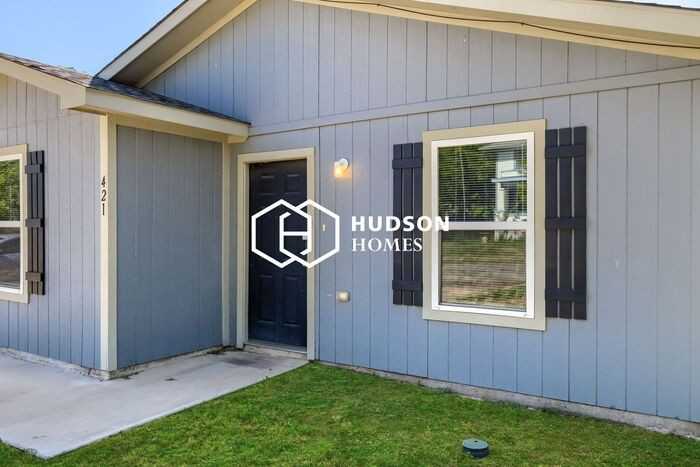 421 Meander St - Photo 3 of 14