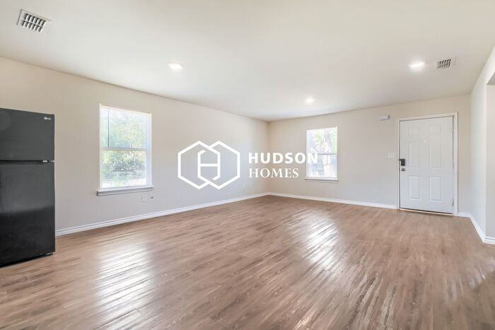 421 Meander St - Photo 4 of 14