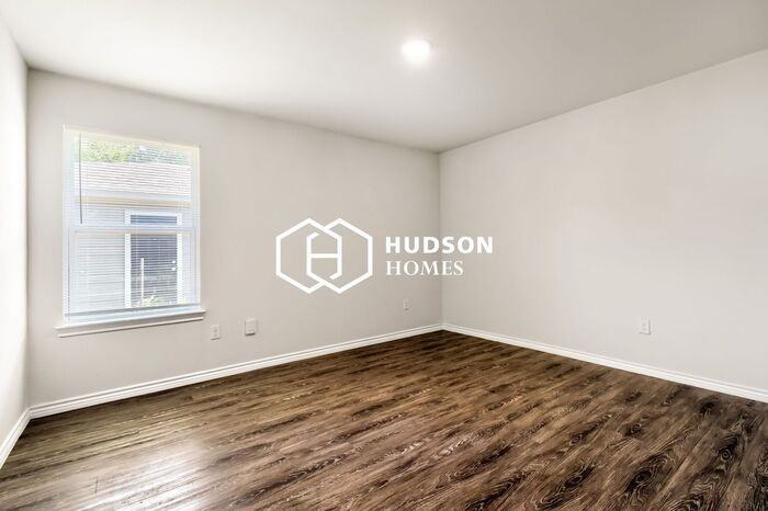421 Meander St - Photo 7 of 14