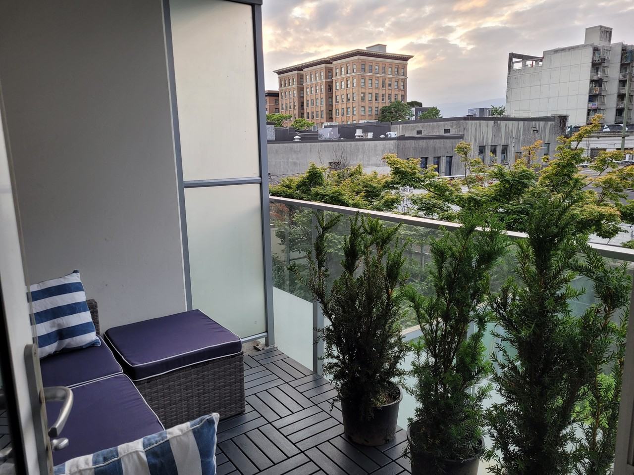 231 East Pender Street - Photo 4 of 12