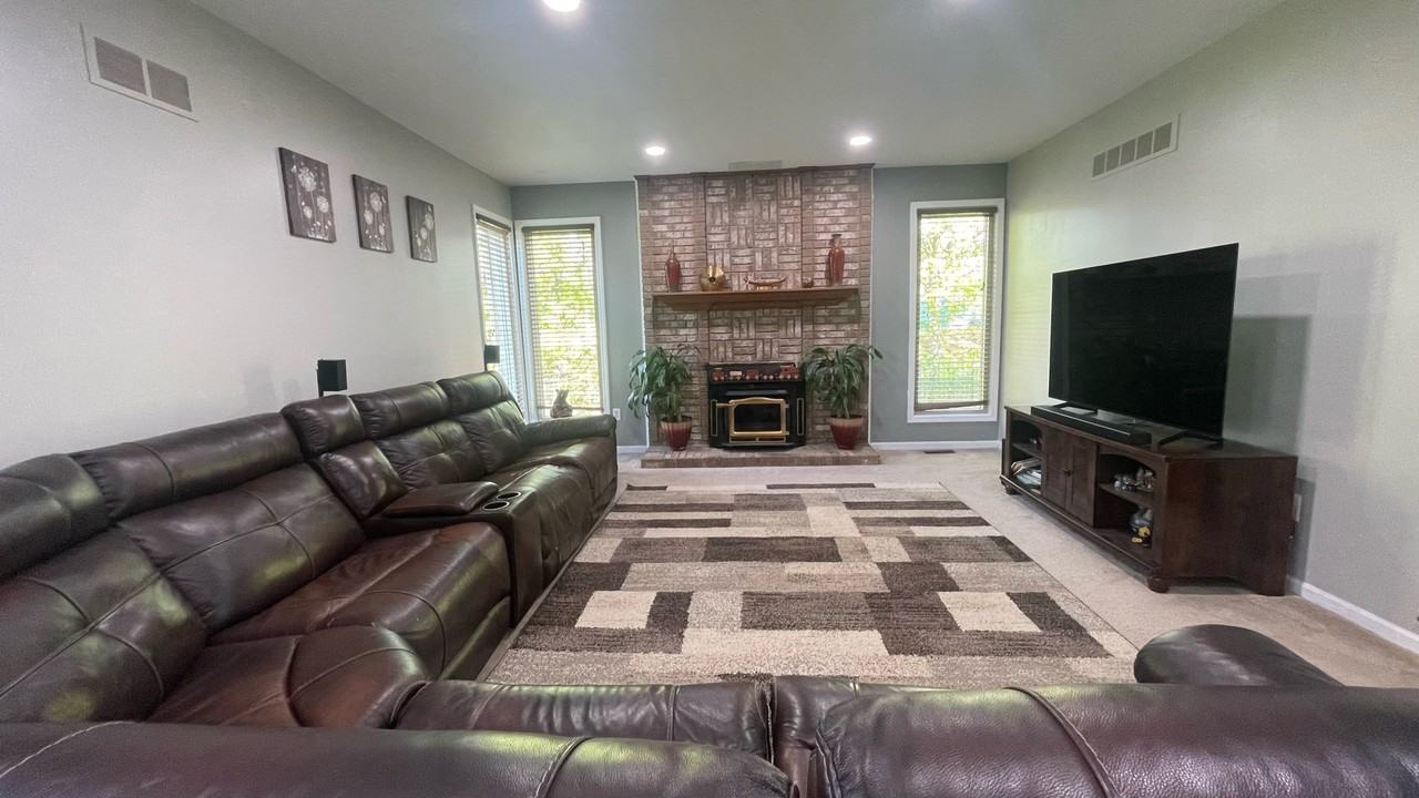 1027 Congress Dr #NA - Photo 3 of 35