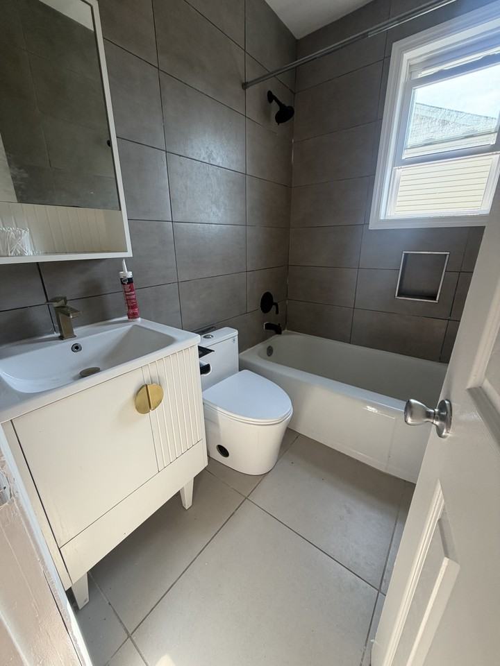 119 Hobart Ave #4 - Photo 4 of 7
