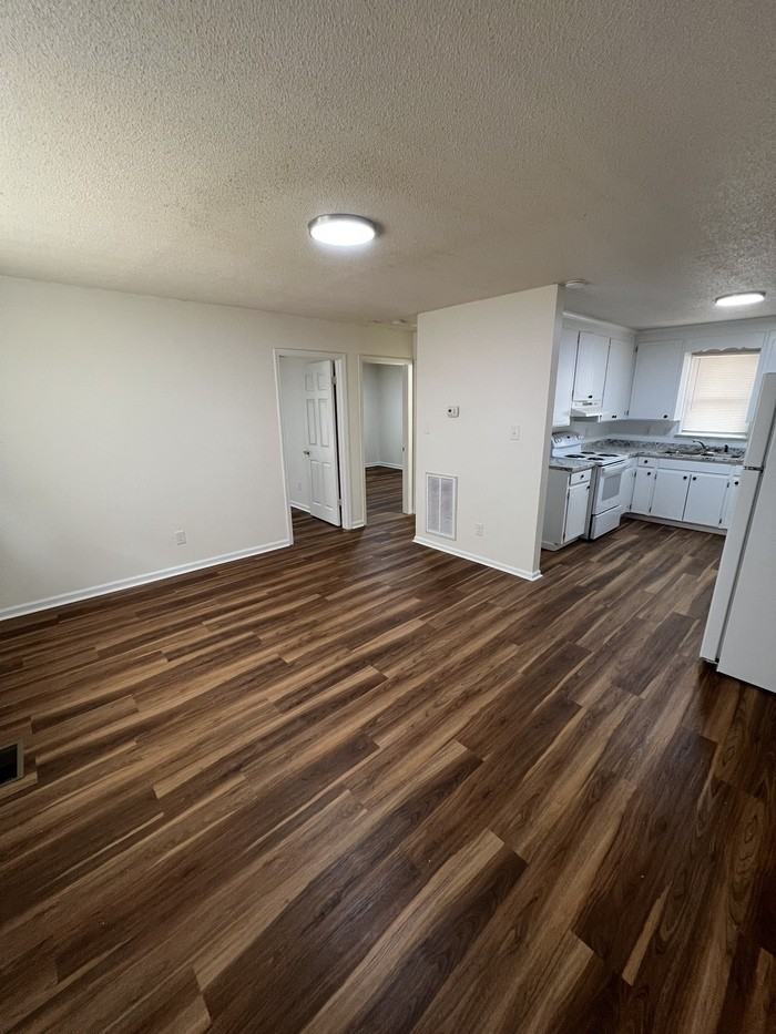 638 Jefferson St #B - Photo 3 of 10