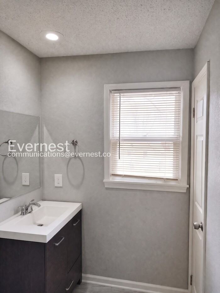 12017 E 56th St - Photo 6 of 21