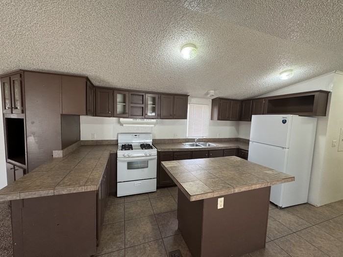 13729 W Maryland Ave - Photo 2 of 17